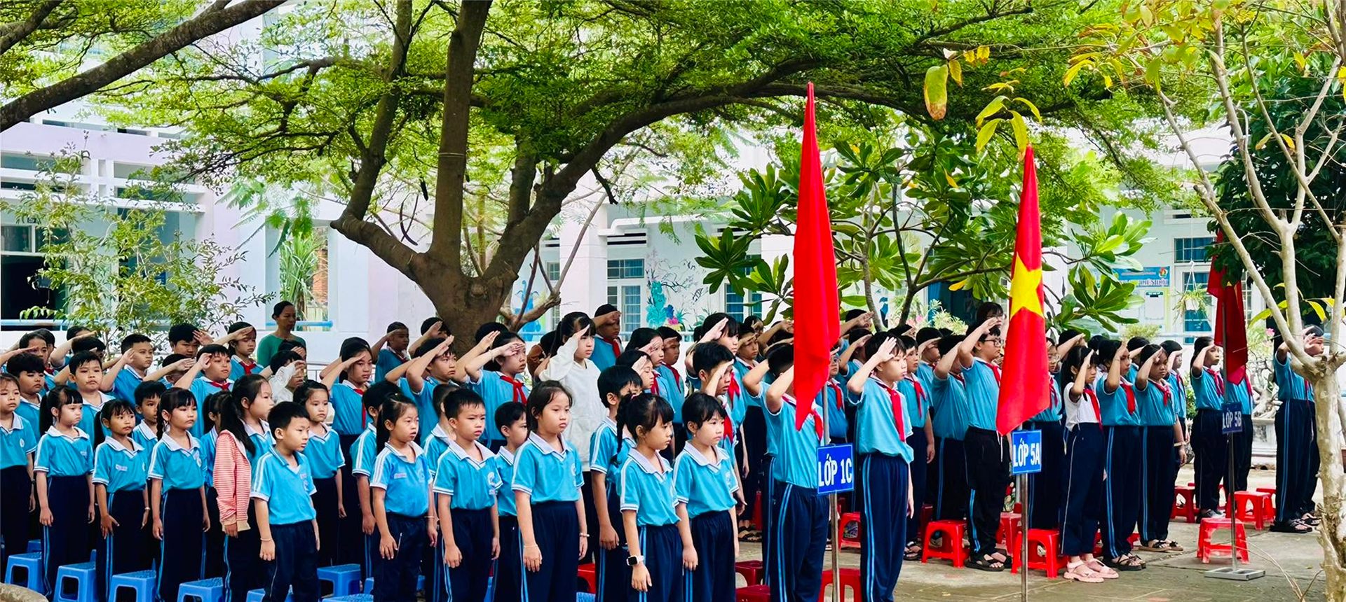 Học sinh Trường Tiểu học Phú Long chào cờ đầu tuần