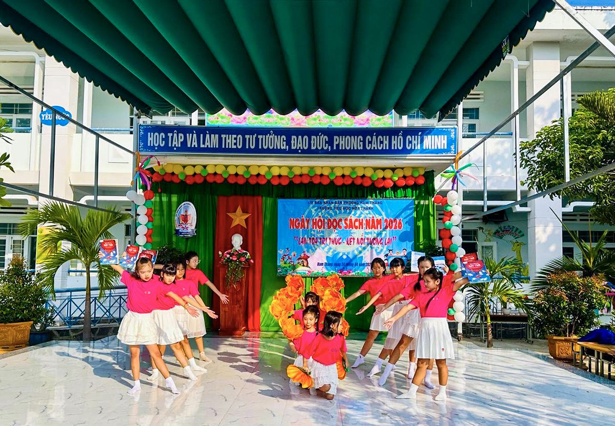 Trăng tròn tròn | Các bé lớp Một.7 trường Tiểu học Phú Long biểu diễn