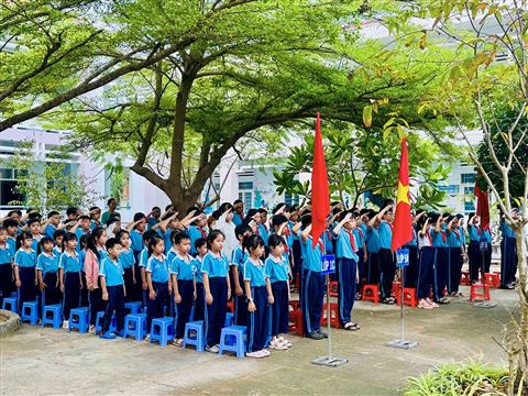 Chào cờ đầu tuần dưới tán cây sân trường