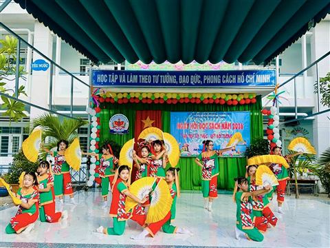 Văn nghệ chào mừng