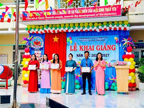 Sân khấu lễ khai giảng