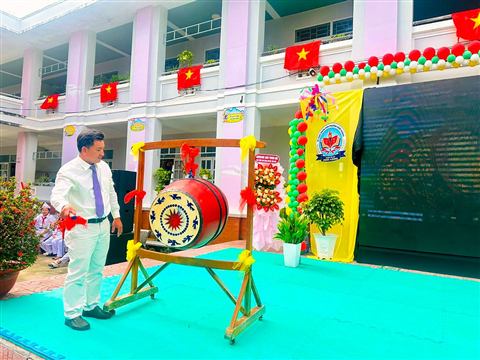 Đánh trống khai trường